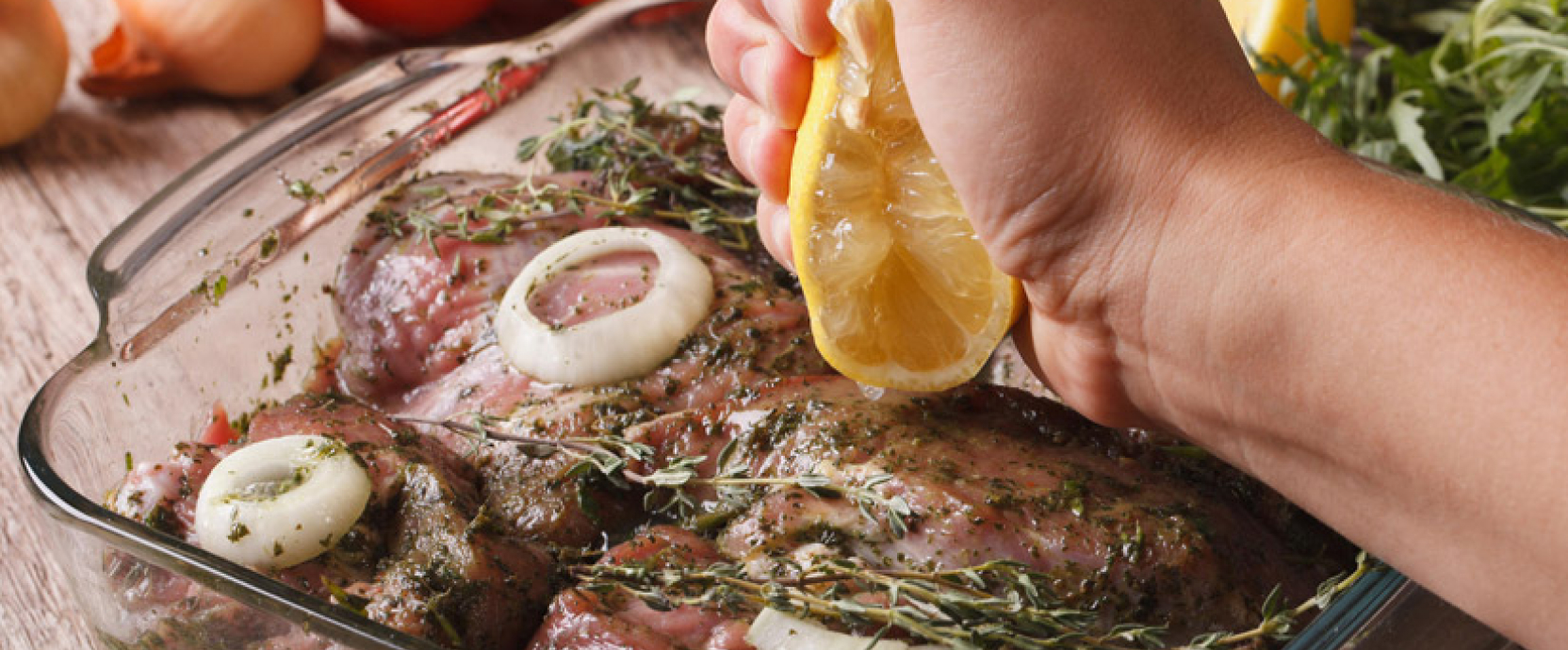 Un groupe d'amis en pique-nique, préparant de délicieux plats sur un barbecue extérieur
