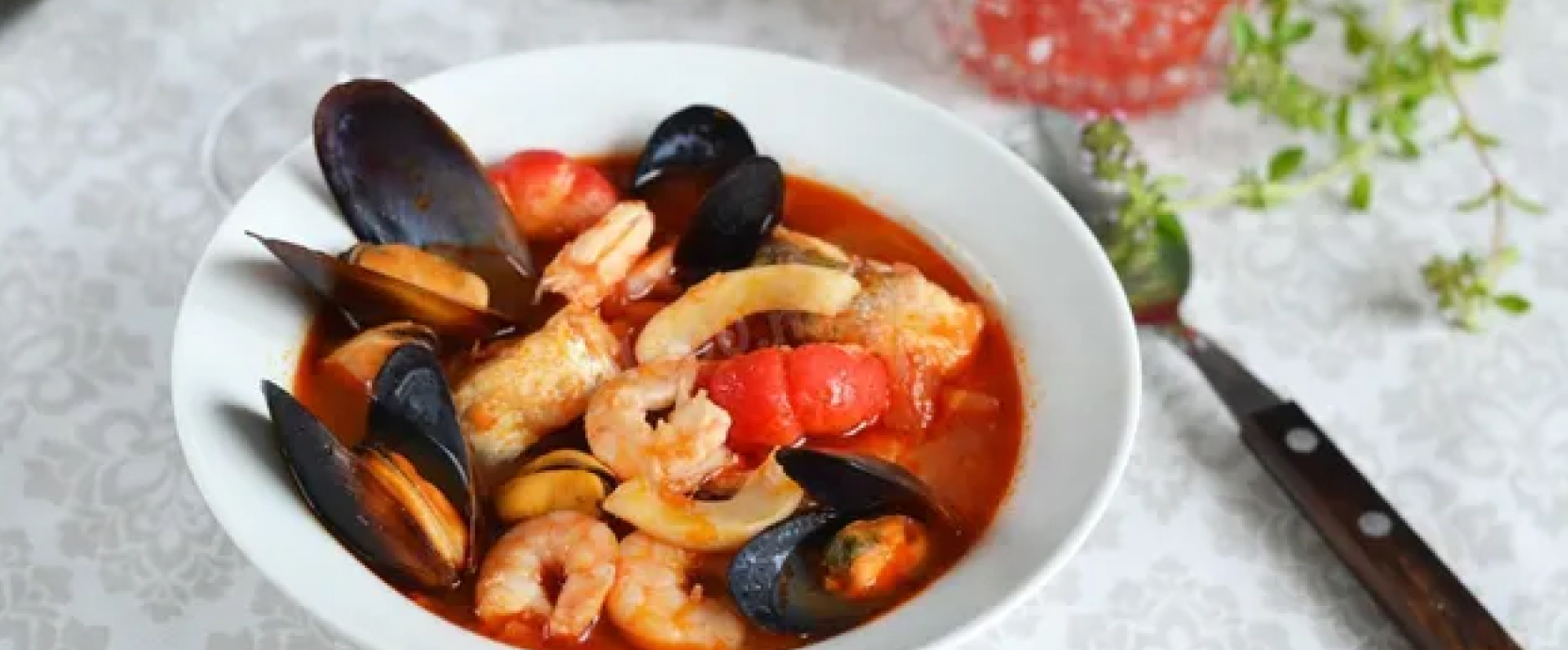 La bouillabaisse est un plat traditionnel espagnol à base de poisson, préparé avec différents types de fruits de mer et de légumes dans un bouillon savoureux.