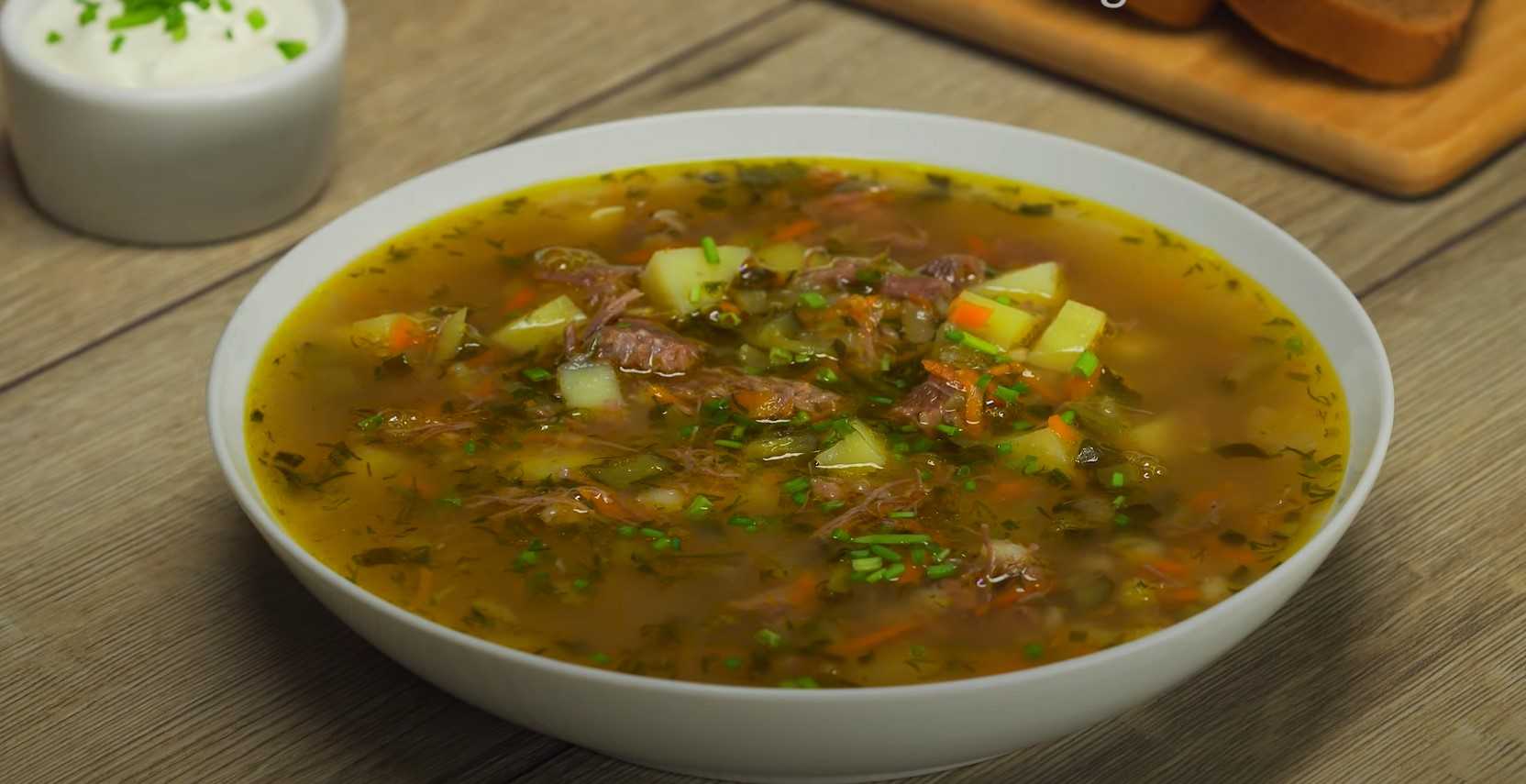 Image du plat : Recette de la soupe Rassolnik classique à l'orge et aux cornichons