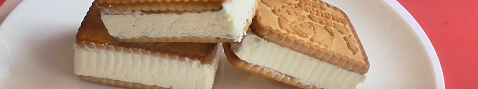 Glace Plombir avec du lait concentré et des biscuits