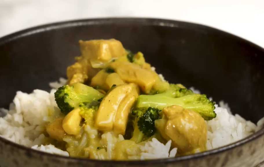 Recette : Poulet au curry, noix de coco et brocoli