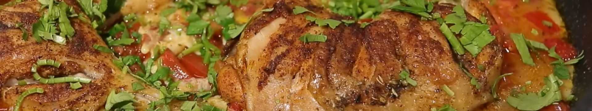 Cuisses de poulet poêlées avec œufs et tomates