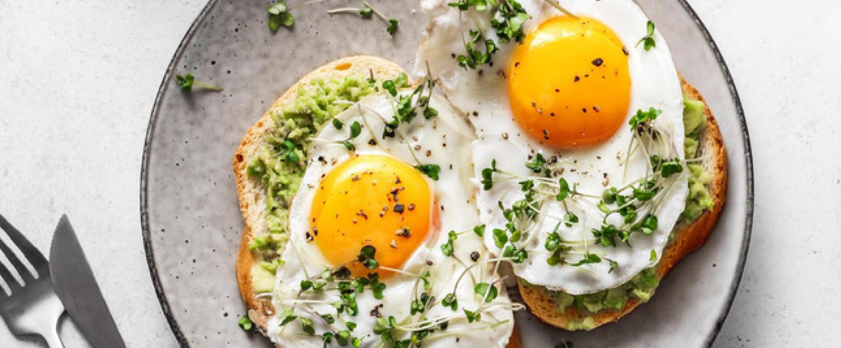 De délicieux œufs au plat cuits à la poêle, parfaits pour un petit-déjeuner copieux.