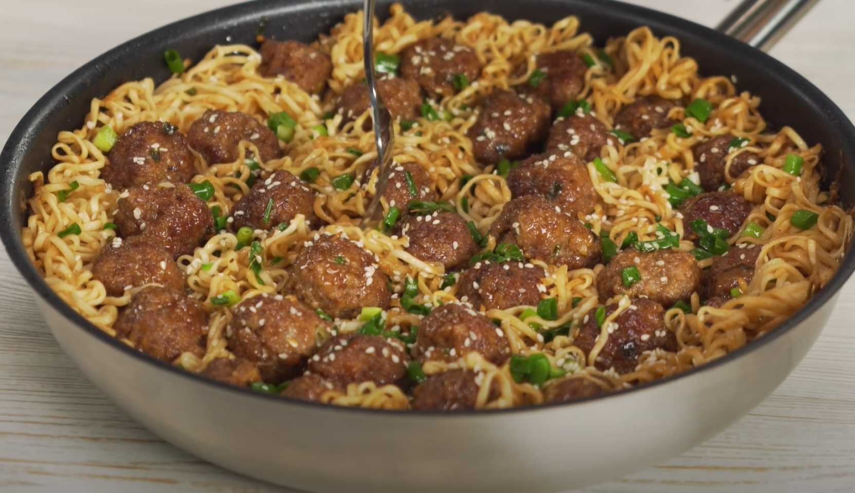 Image du plat : Boulettes de viande à l’asiatique avec des nouilles