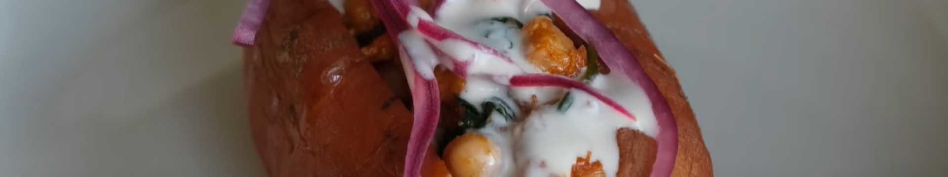 Patate douce cuite au four avec des légumes