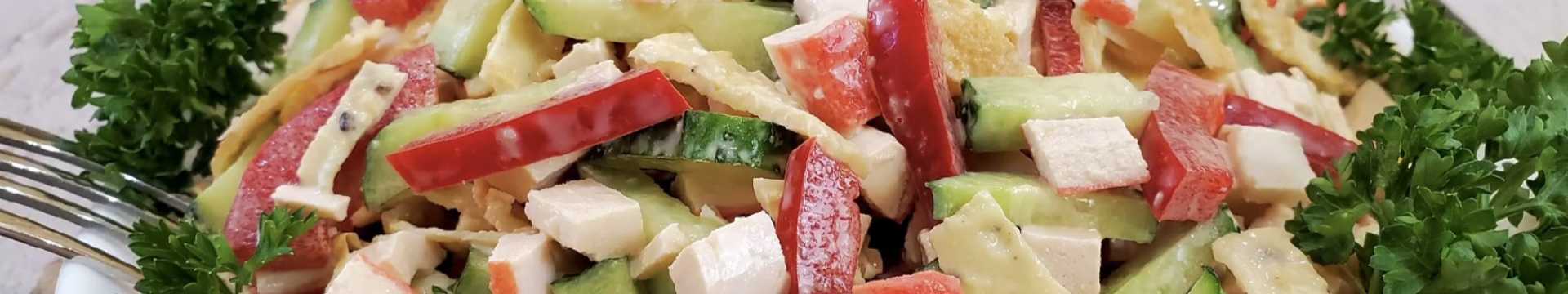 Salade de crabe avec crêpes aux œufs