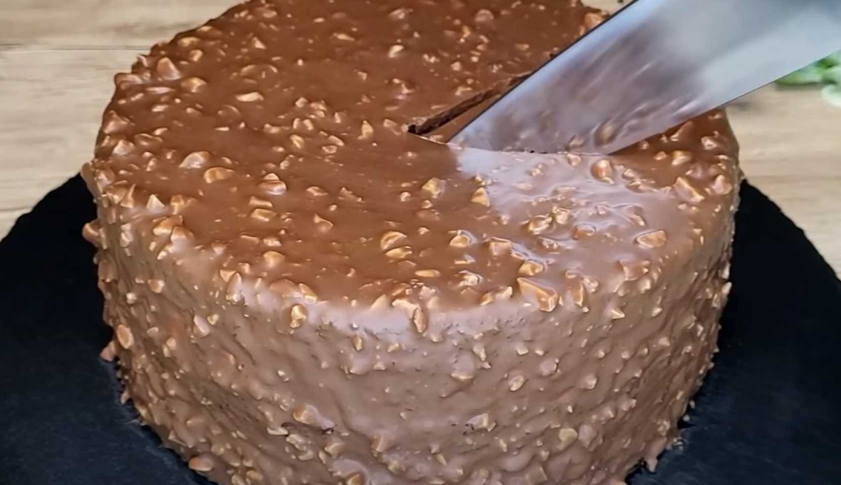 Image du plat : Gâteau Snickers au caramel et aux cacahuètes