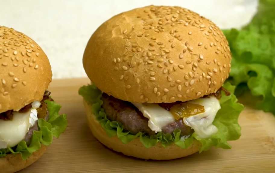 Recette : Burgers de veau à la confiture d'oignons et au camembert