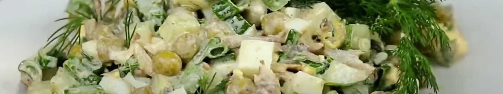 Salade avec des sprats et des oignons verts