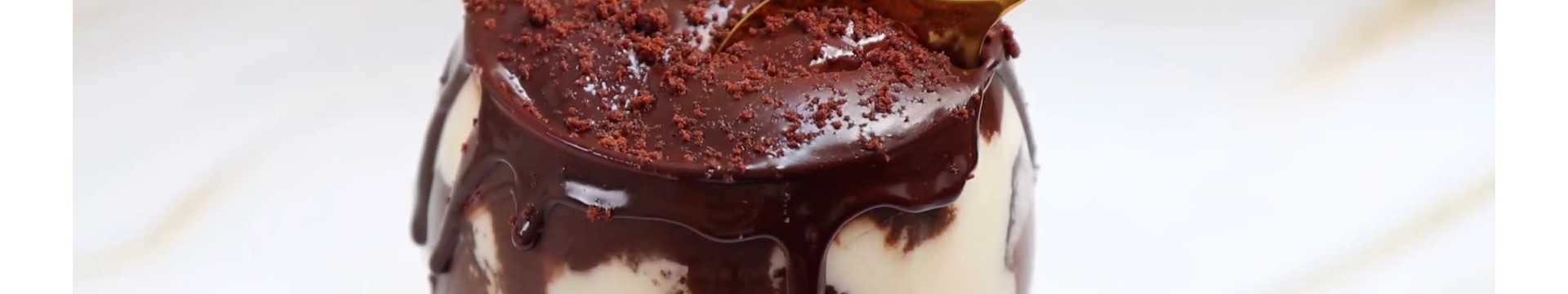 Brownie avec crème fouettée et chocolat