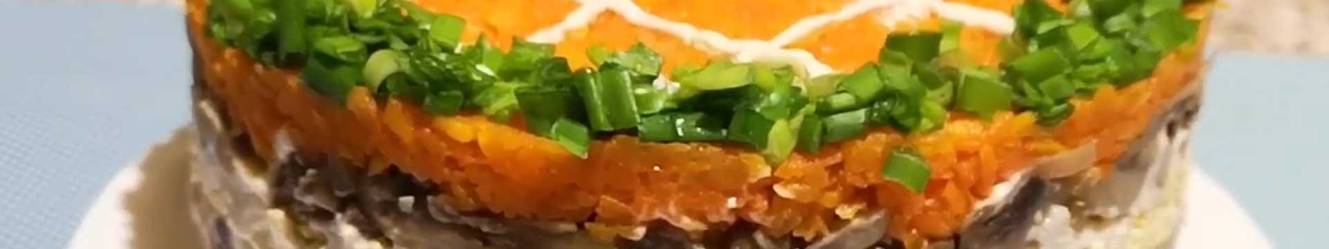 Hareng sous un manteau de fourrure de renard avec des champignons