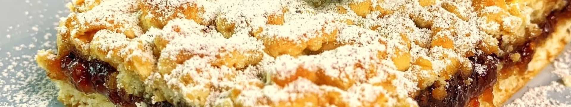 Tarte râpée avec de la confiture