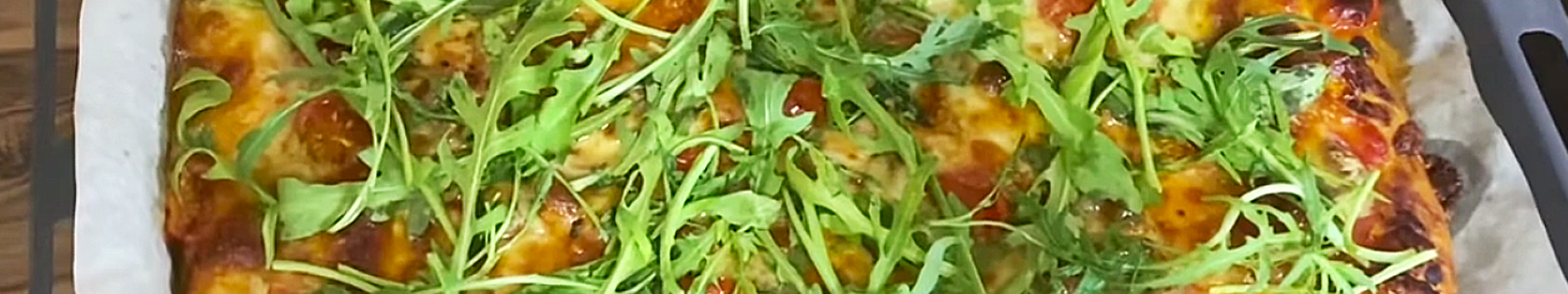 Pizza à pâte levée avec saucisse et fromage