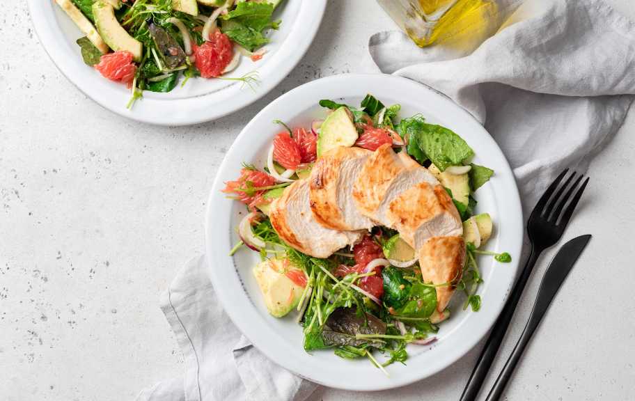 Recette : Blanc de poulet à la friteuse à air chaud avec salade de légumes