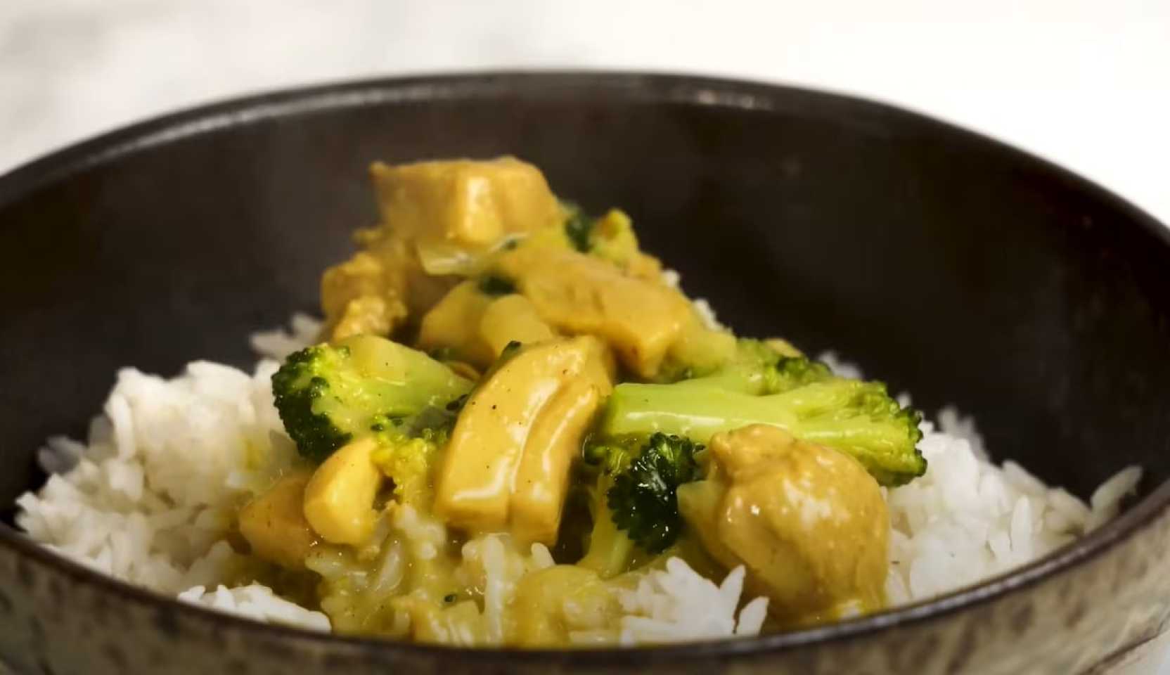 Image du plat : Poulet au curry, noix de coco et brocoli