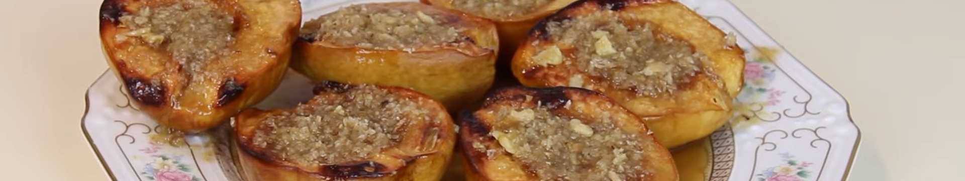 Coings cuits au four avec du miel et des noix