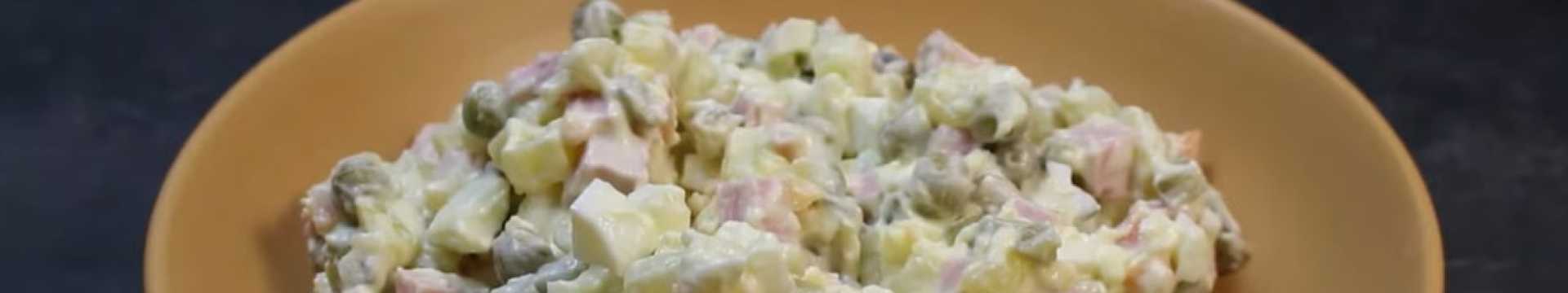 Salade Olivier classique avec saucisse