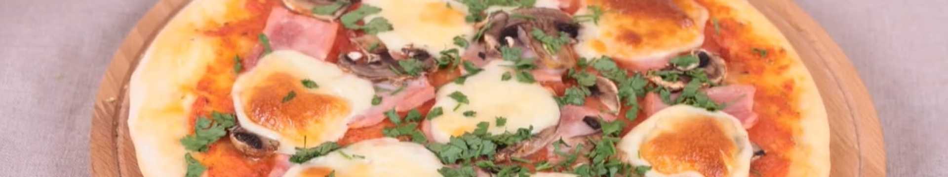 Pizza au jambon et aux champignons Prosciutto-champignons