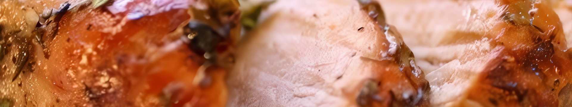 Porc cuit en papillote avec de l'ail et des herbes