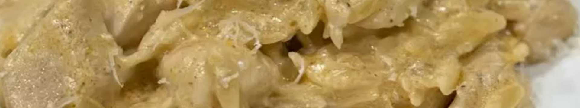 Poulet aux pâtes orzo dans une sauce crémeuse