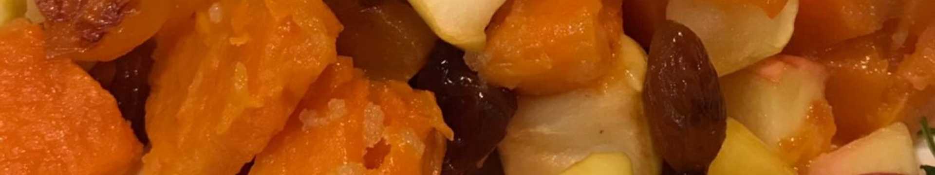 Pommes cuites au four avec de la citrouille, des raisins secs et de la cannelle