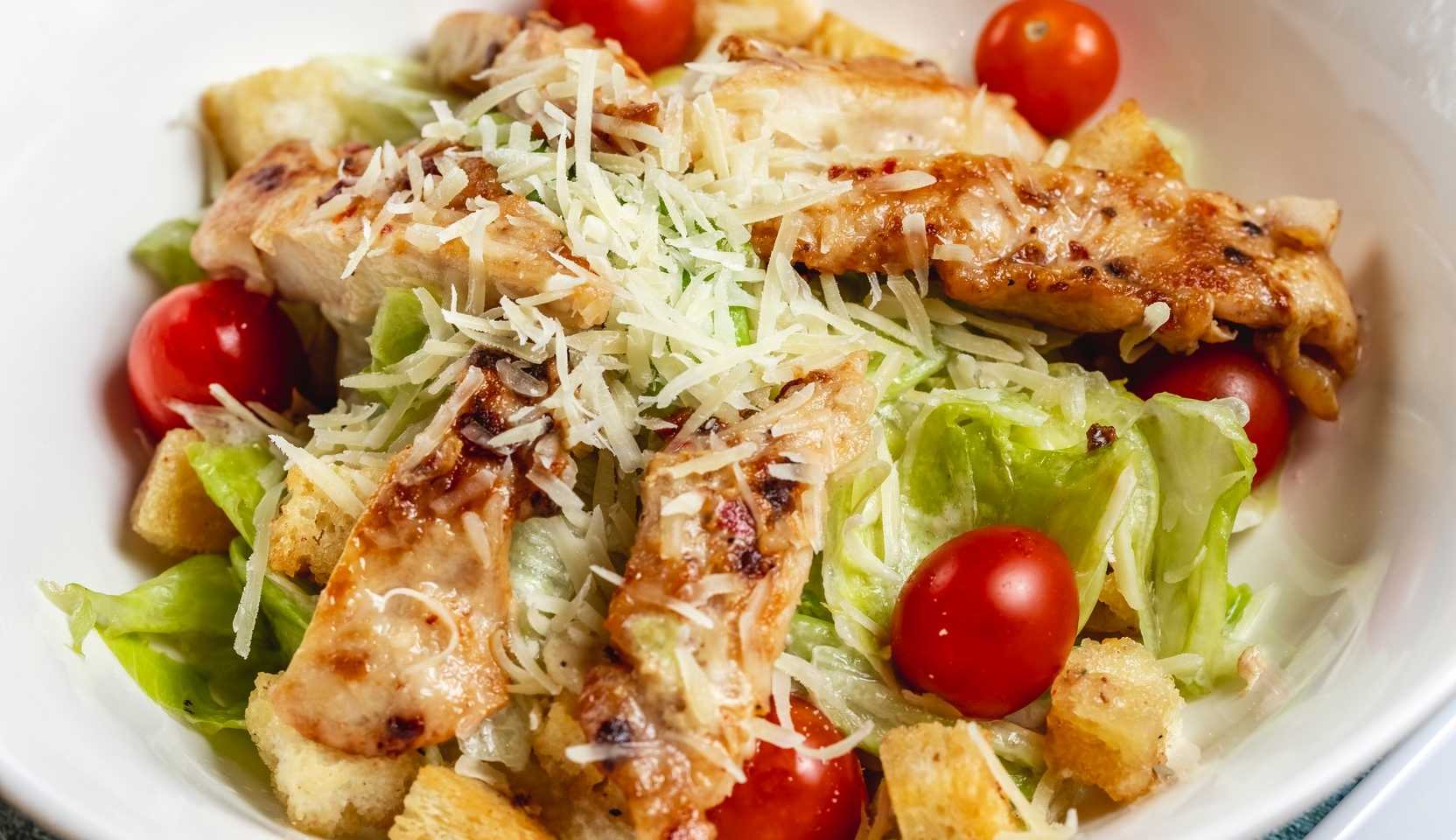 Image du plat : Salade César au poulet et croûtons croustillants