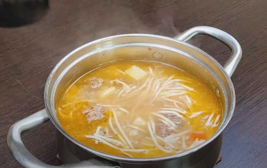 Recette : Soupe aux boulettes de viande facile