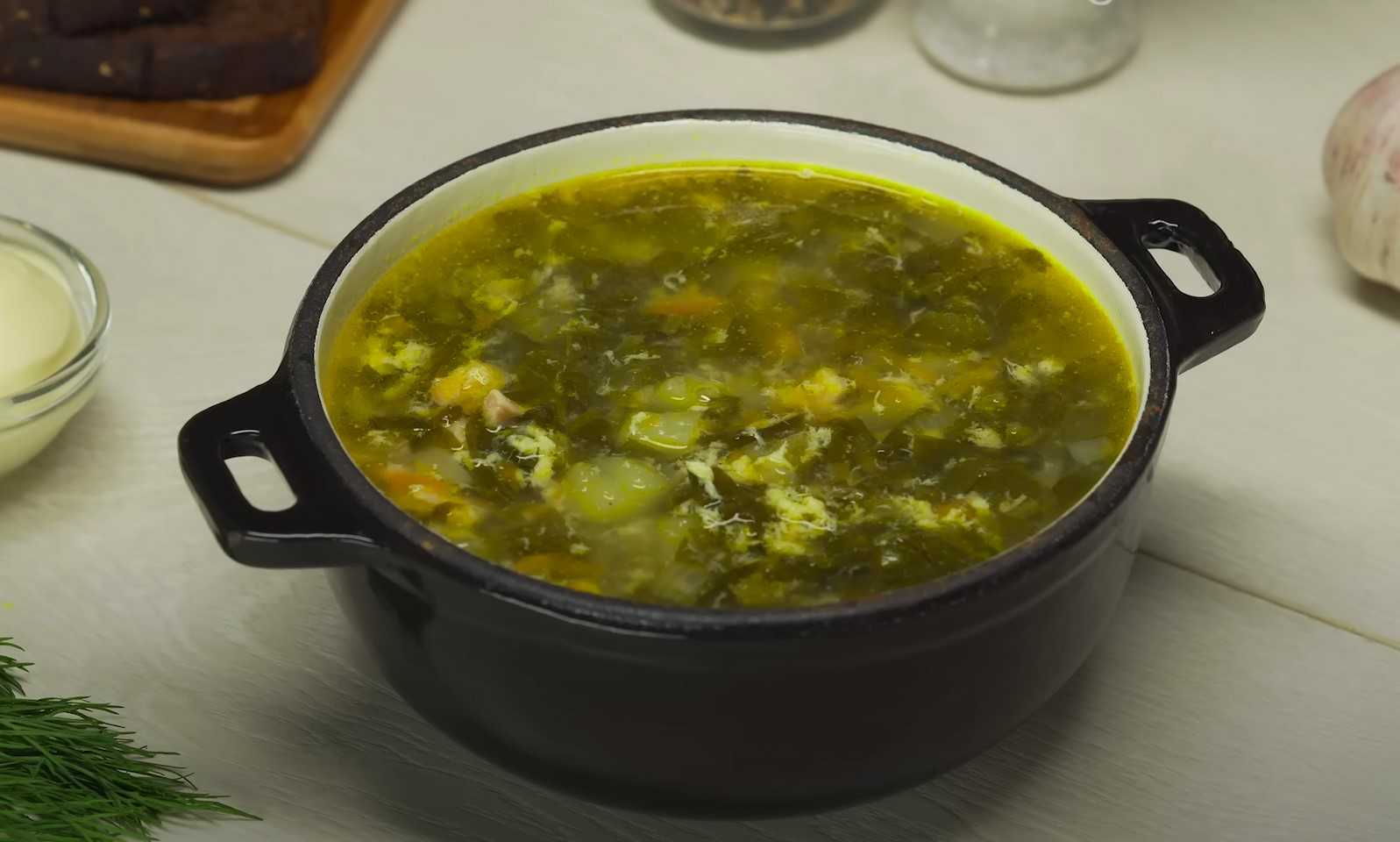 Image du plat : Soupe classique à l'oseille avec œuf et poulet