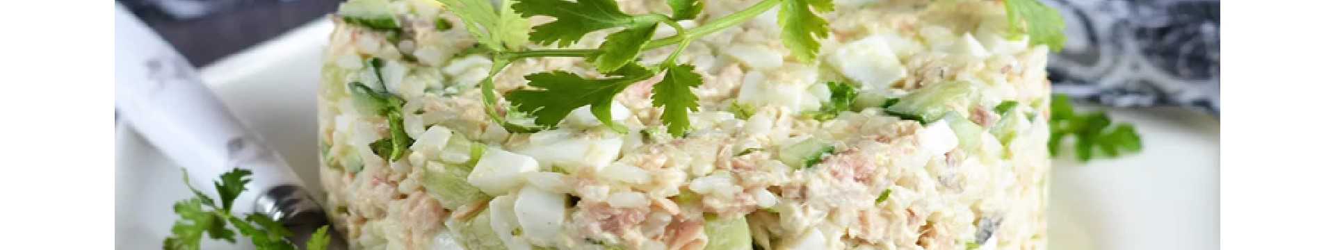 Salade avec saumon rose en conserve, riz et œuf