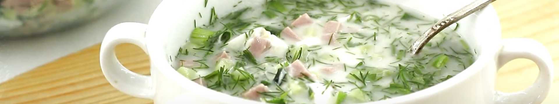 Okroshka avec saucisse dans de l'eau avec mayonnaise et vinaigre