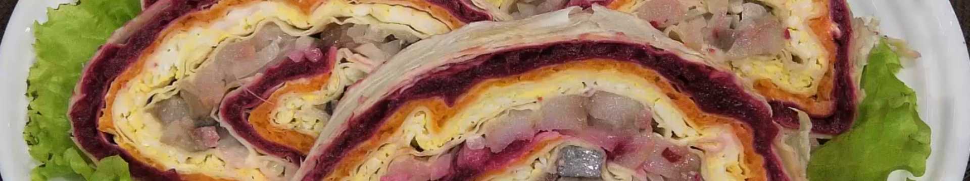 Hareng sous un manteau de fourrure dans du pain pita