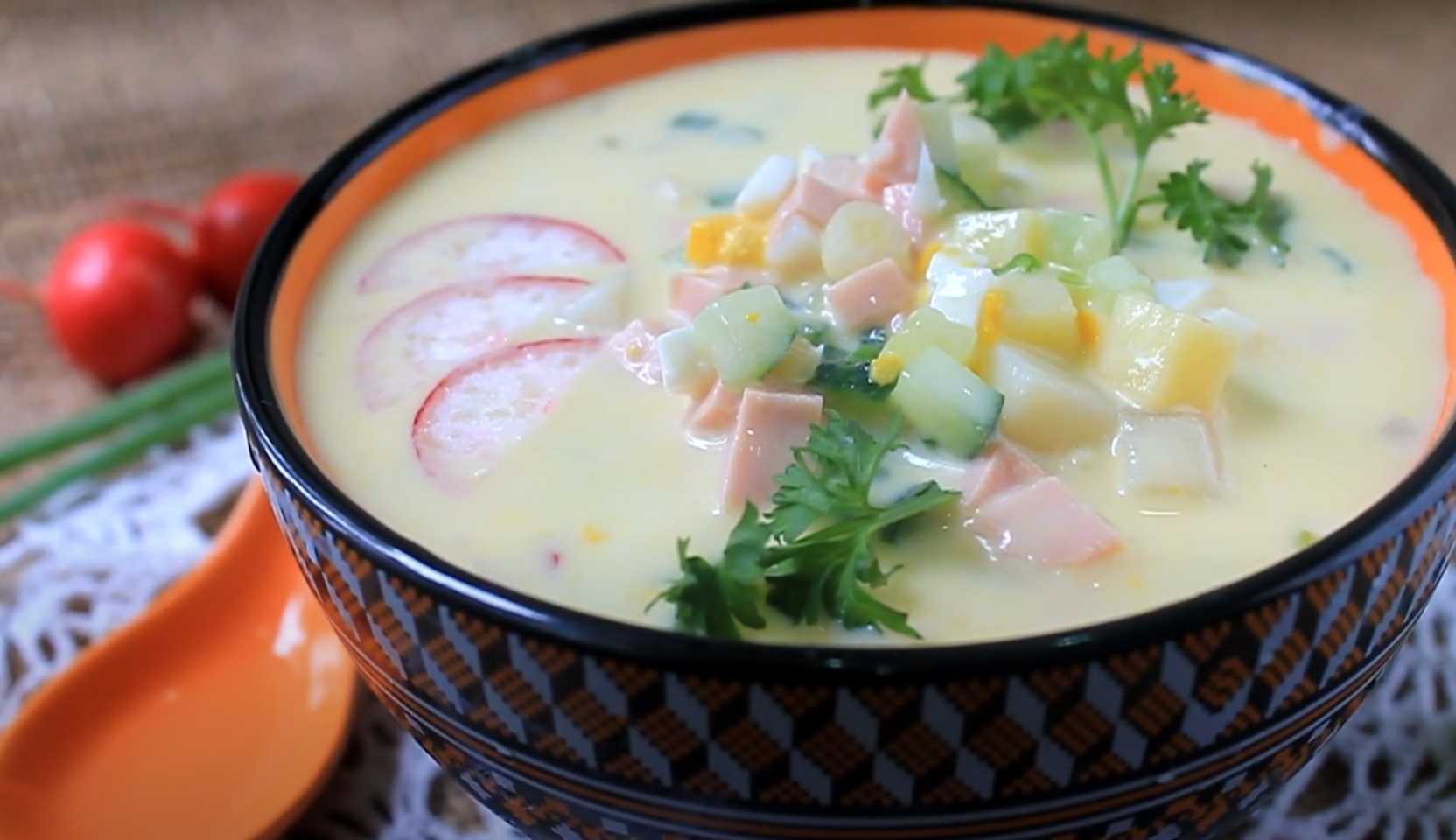 Image du plat : Okroshka classique avec saucisse et kéfir, concombre frais et pommes de terre