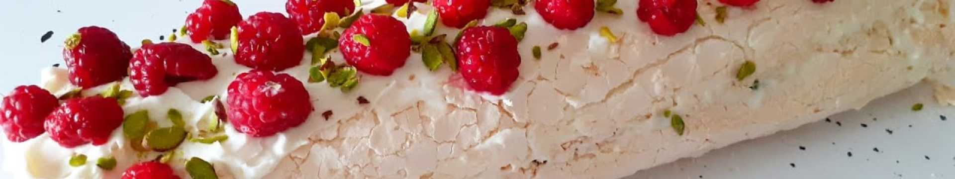 Roulé de meringue à la pâte de pistache et aux fruits rouges