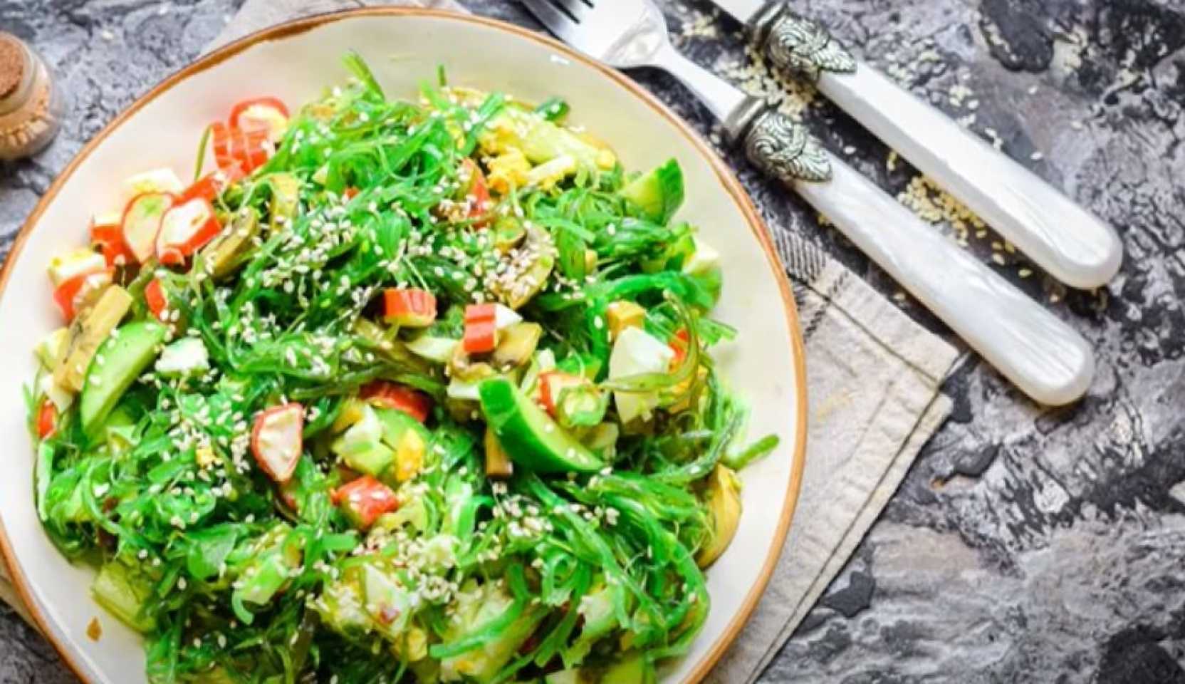 Image du plat : Salade avec chuka et bâtonnets de crabe