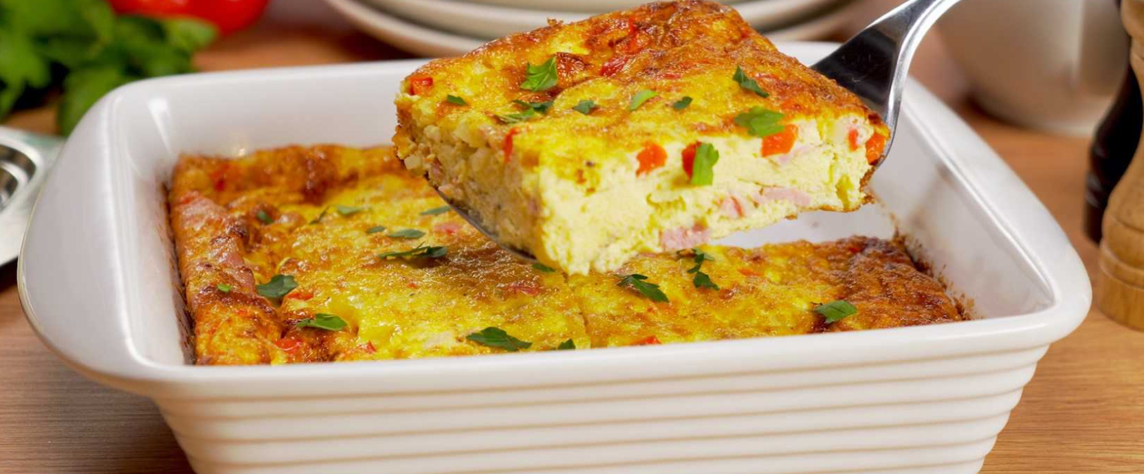 Omelette Denver avec dés de jambon, poivrons verts et oignons, servie chaude sur une assiette colorée