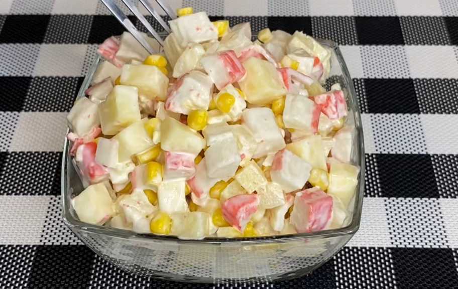 Recette : Salade de bâtonnets de crabe et d'ananas