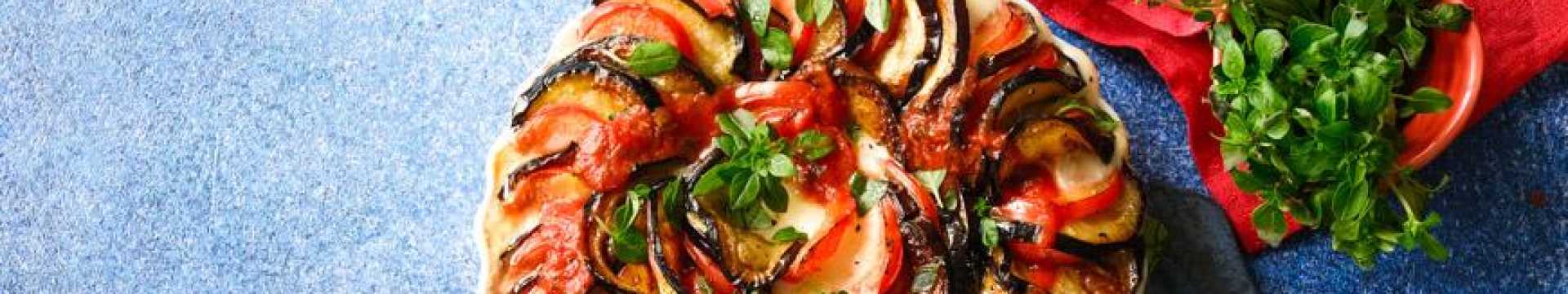 Aubergines au fromage et aux tomates dans une poêle