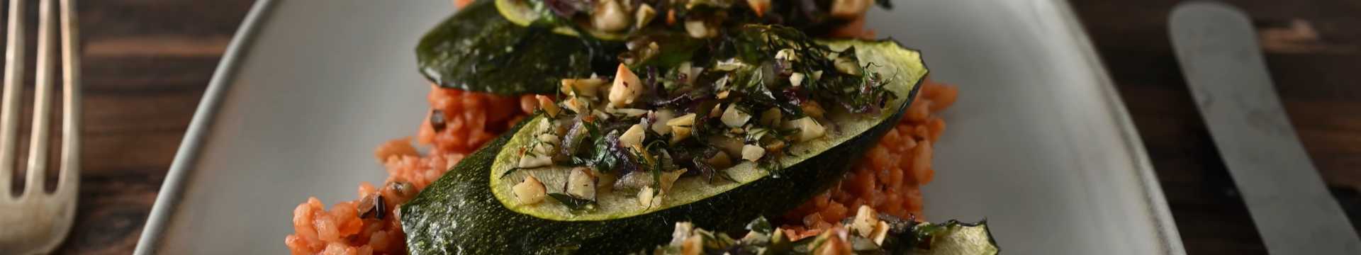 Courgettes cuites au four avec du riz et des noix