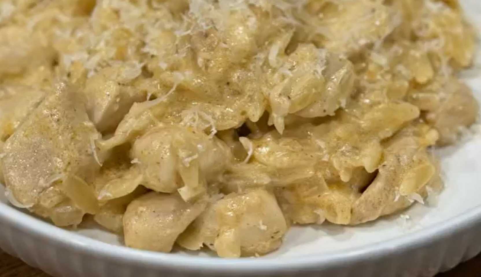 Image du plat : Poulet accompagné de pâtes orzo dans une sauce crémeuse