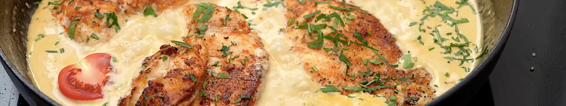 Poulet croustillant dans une sauce crémeuse à l'ail et au parmesan