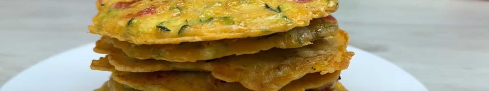 Kål- och grönsakspannkakor med ostsås