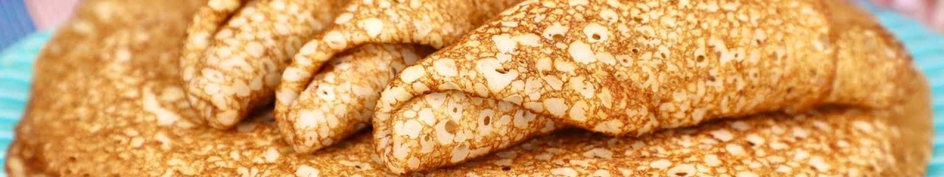 Crêpes avec du soda et du kéfir