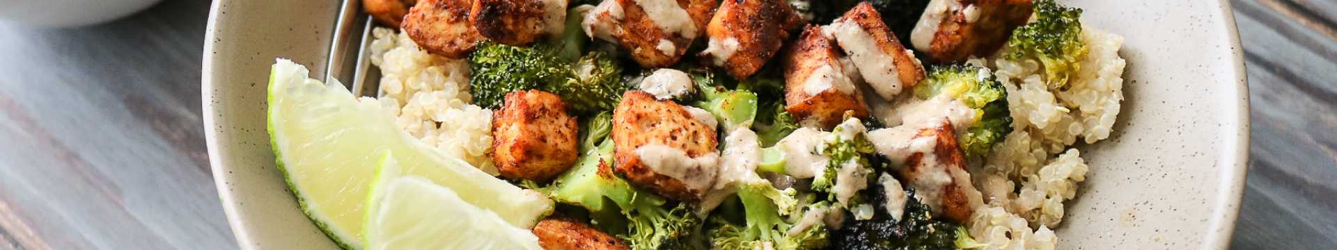 Dîner végétalien au tofu et aux brocolis