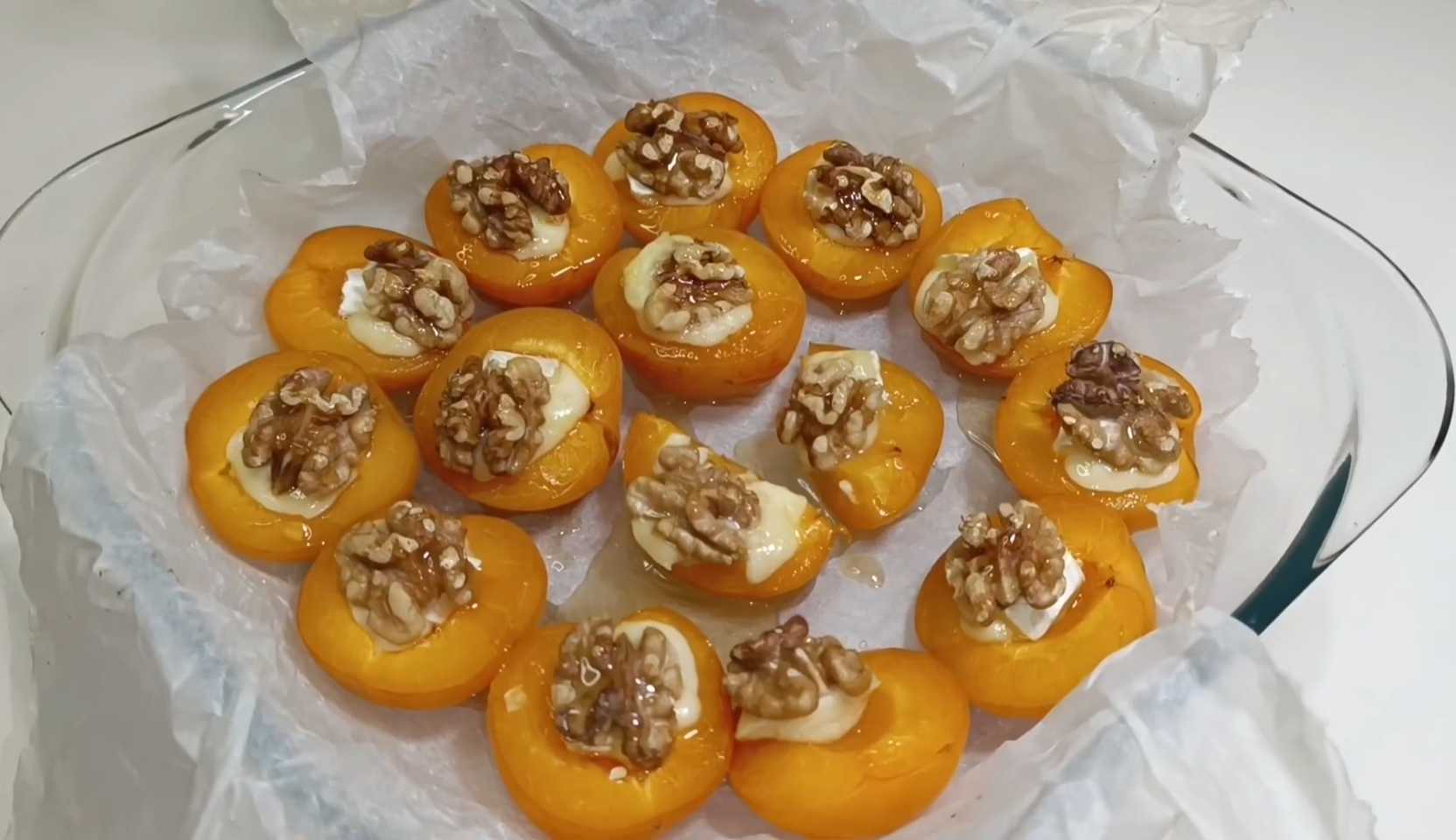 Image du plat : Abricots cuits au four avec du fromage et des noix