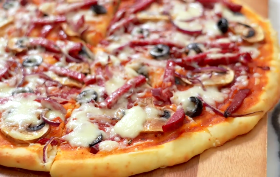 Recette : Pizza aux saucisses et à la croûte liquide