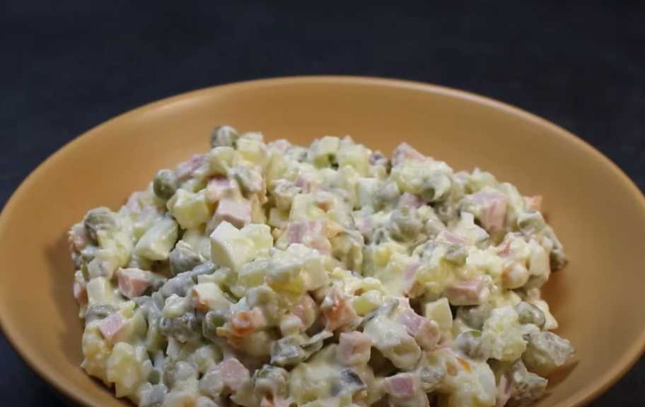 Recette : Salade Olivier classique aux saucisses