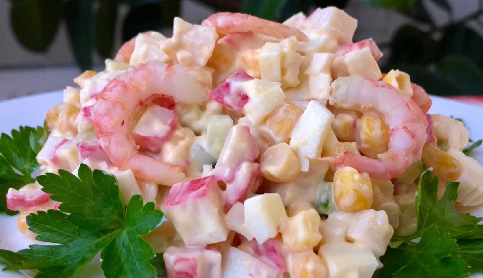 Image du plat : Salade festive avec bâtonnets de crabe, crevettes et maïs
