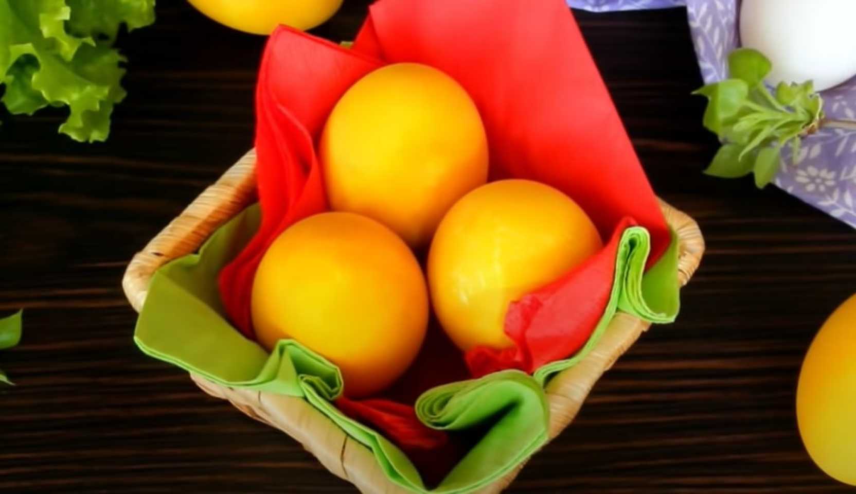 Image du plat : Comment teindre des œufs avec du curcuma