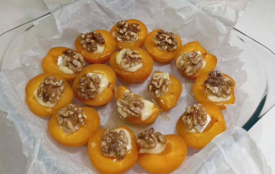 Recette : Abricots au four avec fromage et noix