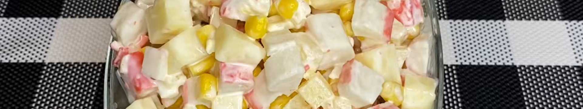 Salade avec bâtonnets de crabe et ananas